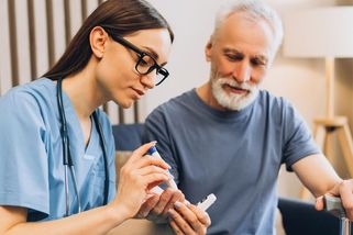 Domácí zdravotní péče pomůže nemocným a uleví celé rodině. A hradí ji zdravotní pojišťovny - Proženy.cz